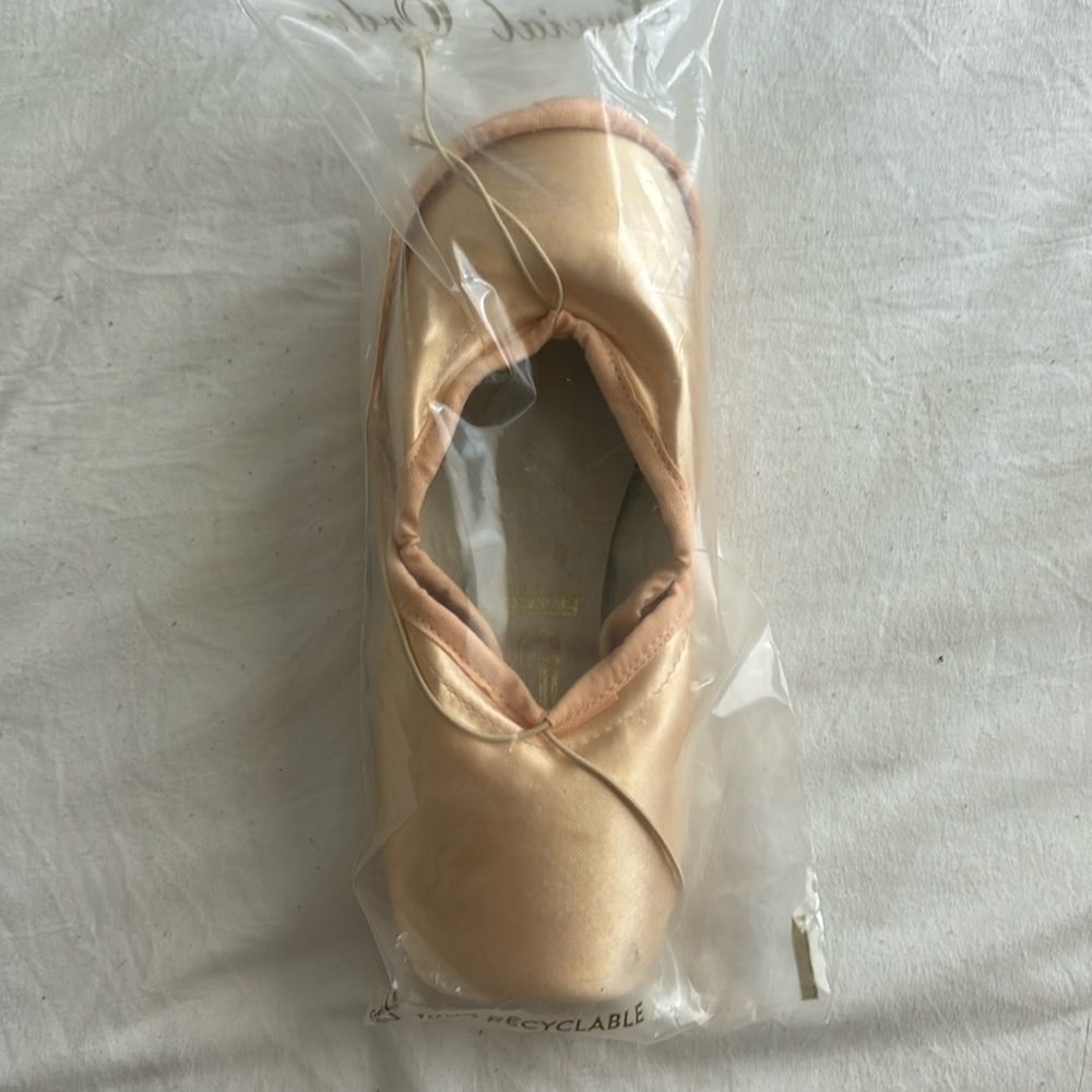 Freed of London pointe shoes, size 6 XXX heel pin